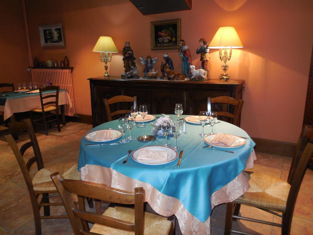Hotel Le Lion D'Or Salbris Bagian luar foto