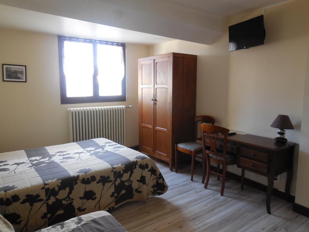 Hotel Le Lion D'Or Salbris Bagian luar foto