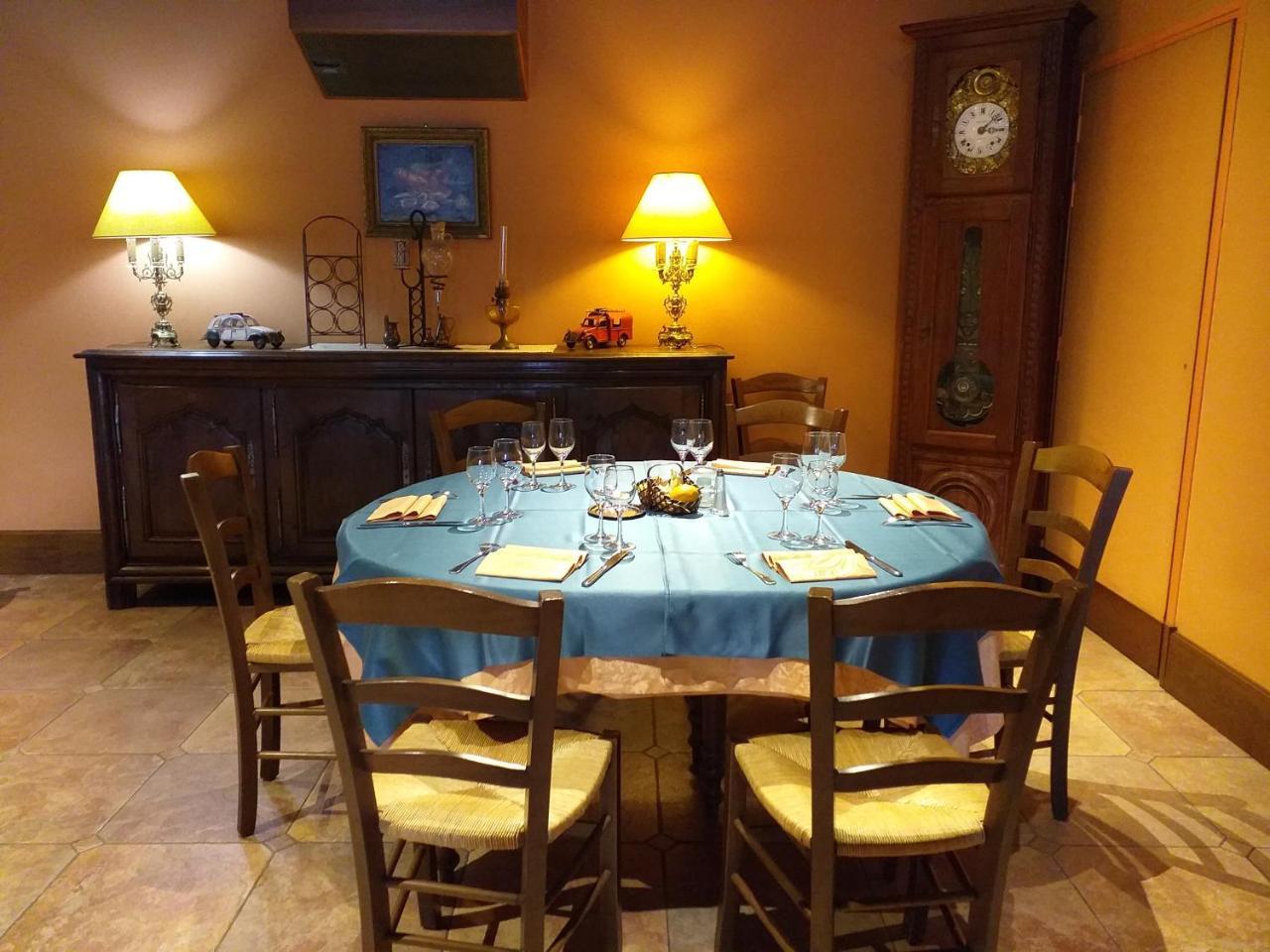 Hotel Le Lion D'Or Salbris Bagian luar foto